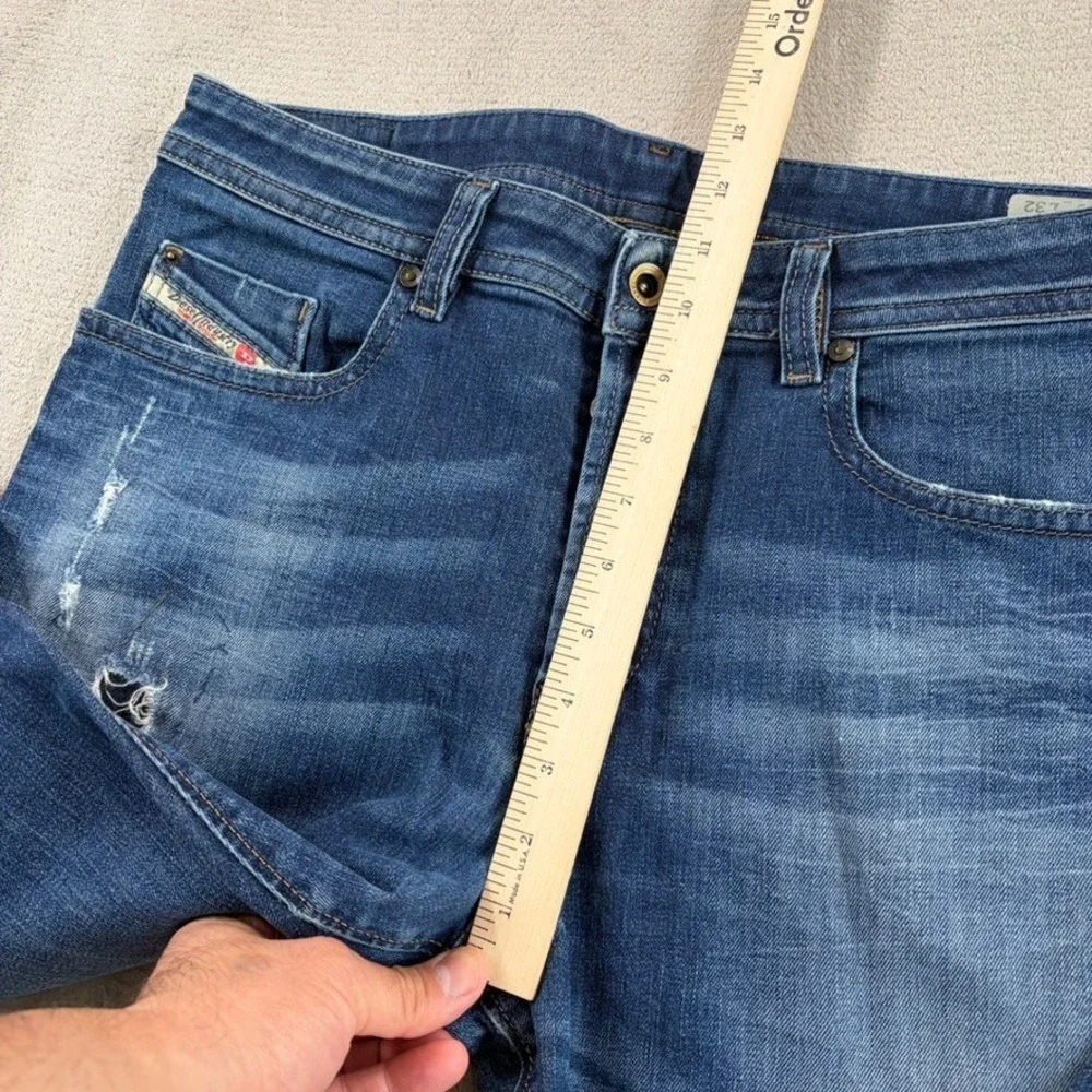 Diesel Regular Slim Tapered Buster Distressed Jeans in 0833F Blue Wash Men 33x32